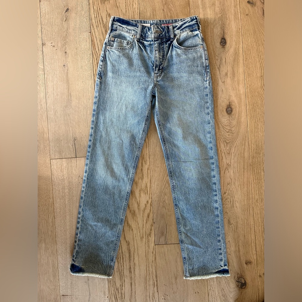 PILCRO HIGH-RISE VINTAGE STRAIGHT JEANS
Style No.  87952941
Color:  BLUE